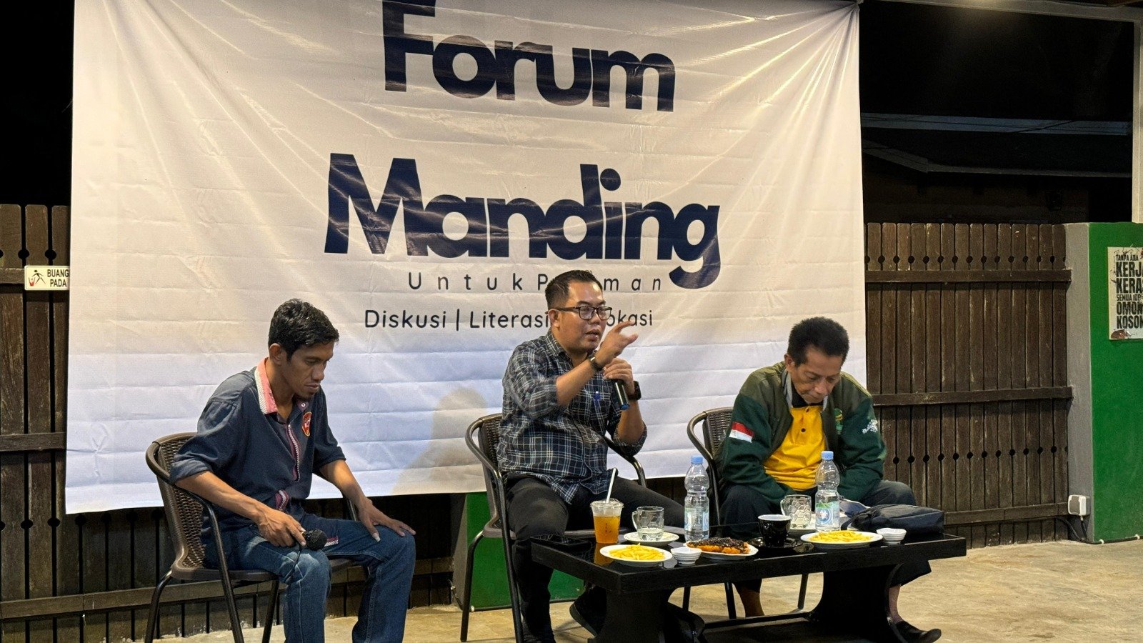 Diskusi Forum Manding: Menilai Kepemimpinan Putra Daerah Pimpinan Polman