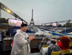 Prabowo Subianto Memberikan Semangat kepada Kontingen Indonesia di Opening Ceremony Olimpiade Paris 2024 dengan Melambaikan Tangan