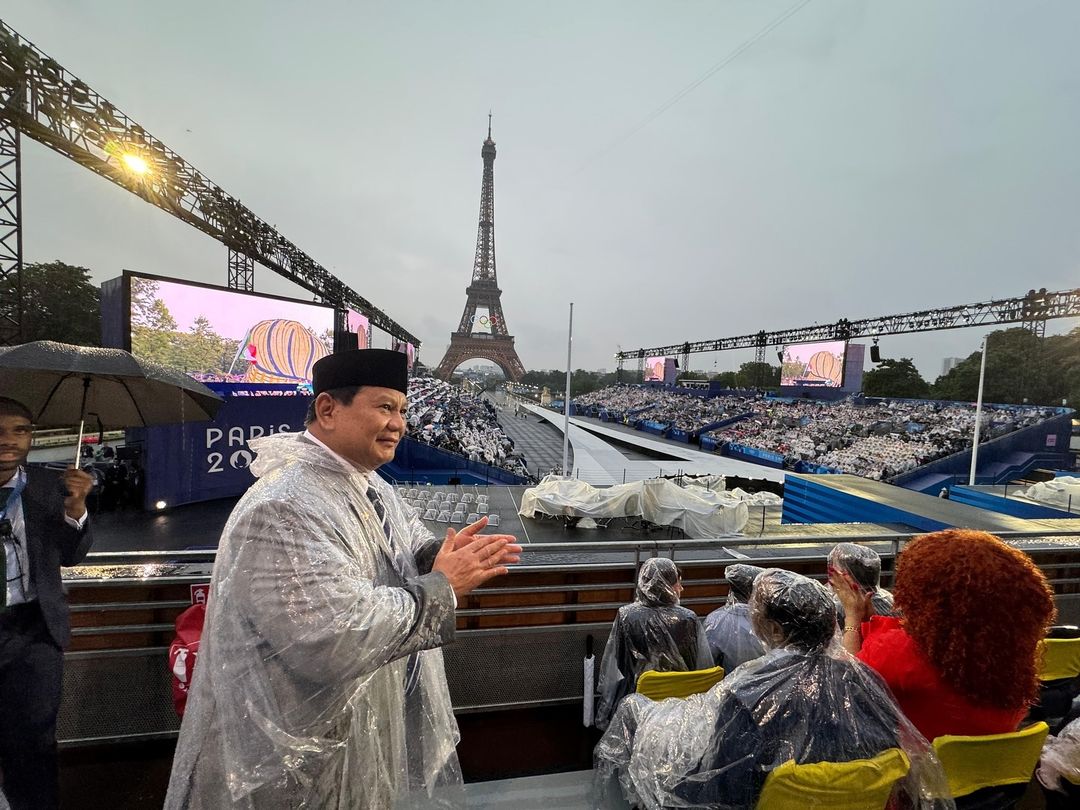 Prabowo Subianto Memberikan Semangat kepada Kontingen Indonesia di Opening Ceremony Olimpiade Paris 2024 dengan Melambaikan Tangan