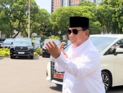 Prabowo Subianto Maintains Fitness After Leg Surgery by Light Jogging and Striking a Silat Pose at the Presidential Palace