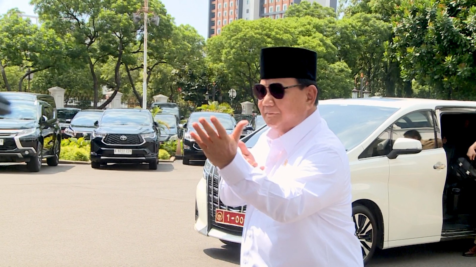 Prabowo Subianto Maintains Fitness After Leg Surgery by Light Jogging and Striking a Silat Pose at the Presidential Palace