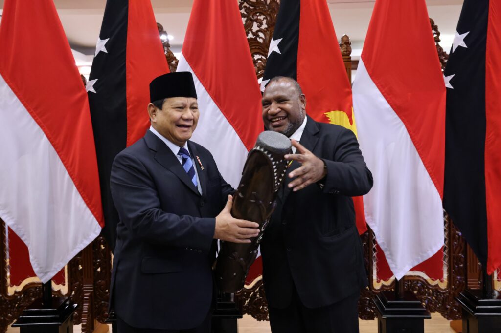 Prabowo Subianto’s Heartfelt Goodbye to the Prime Minister of Papua New Guinea After Visiting the Ministry of Defense