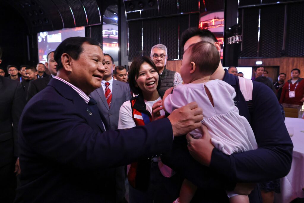 Prabowo Subianto Bertemu dengan Greysia Polii dan Keluarga di Paris