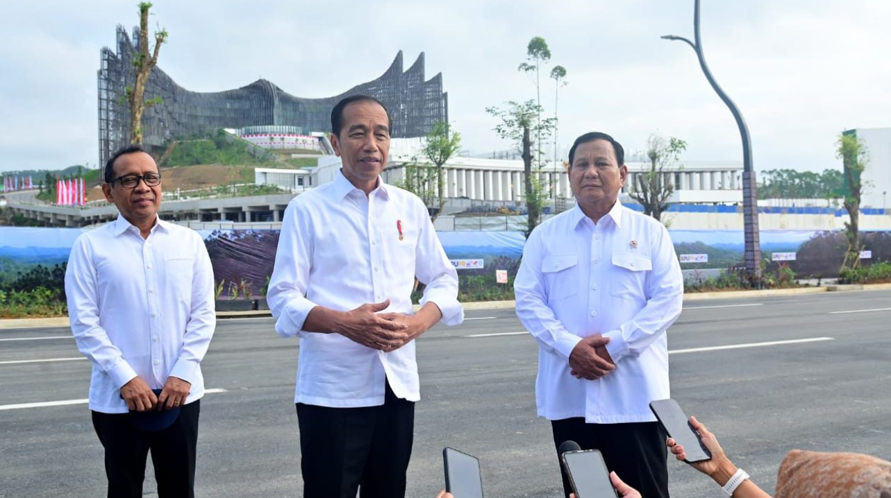 On Monday morning, President Jokowi and Defense Minister Prabowo Subianto Discuss Progress of IKN Development