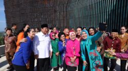 Prabowo Subianto’s Joyful Moment: Capturing a Selfie with Iriana and Mothers at IKN