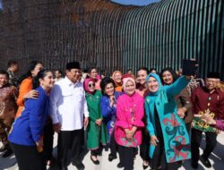 Prabowo Subianto’s Joyful Moment: Capturing a Selfie with Iriana and Mothers at IKN