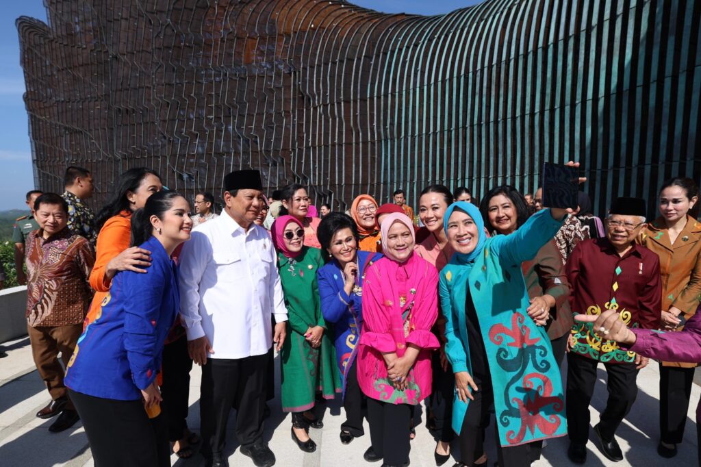 Prabowo Subianto’s Joyful Moment: Capturing a Selfie with Iriana and Mothers at IKN