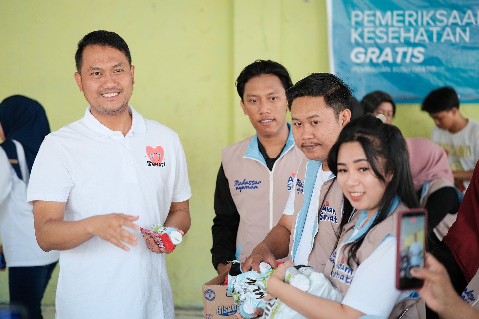 Seto Berbagi Susu Gratis Sebelum Pelantikan Prabowo Subianto