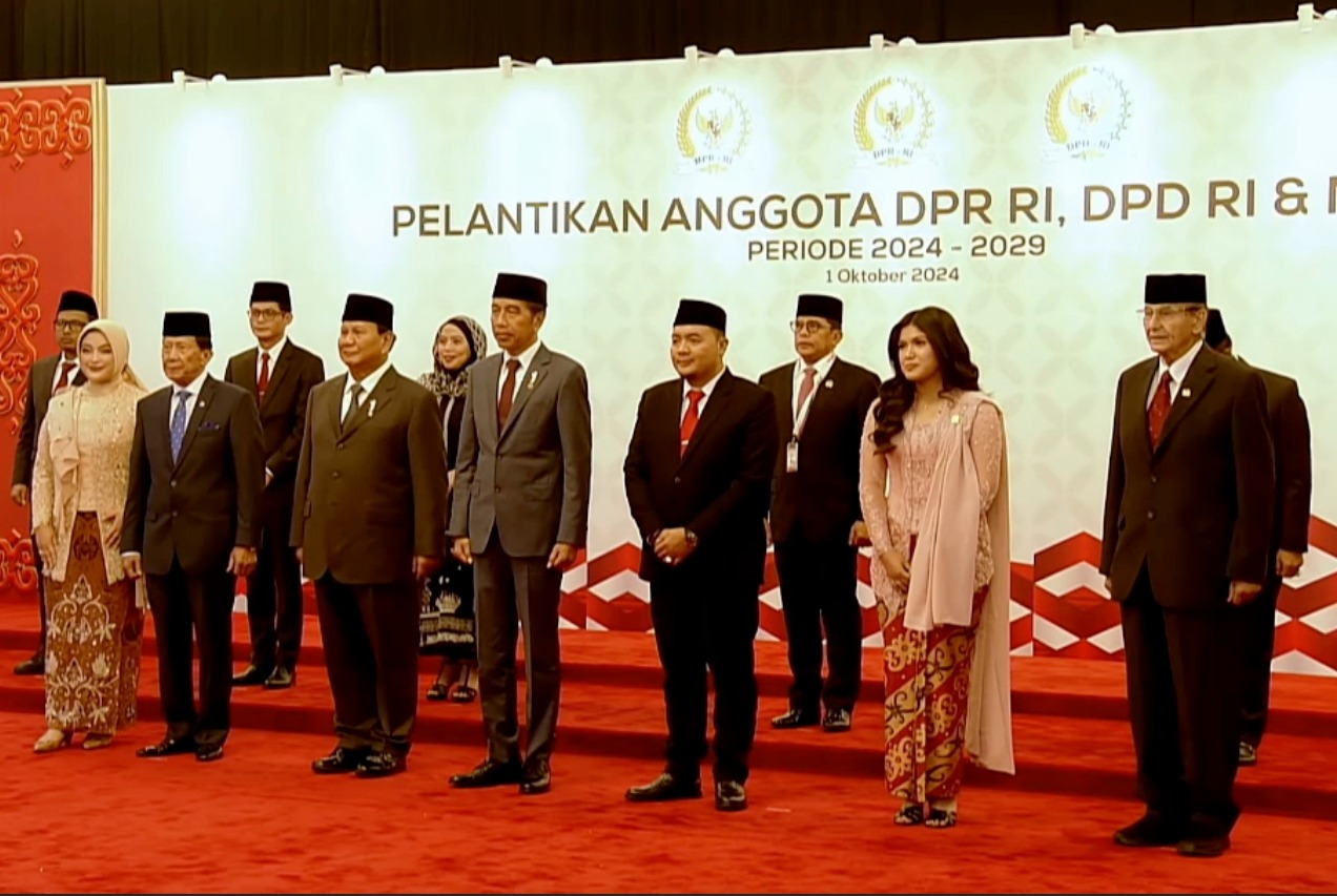 Prabowo Subianto dan Jokowi Saling Bersatu di Mobil Kepresidenan Menuju Pelantikan DPR Terpilih RI 1