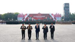 Jokowi dan Prabowo Subianto Menambil Jeep Pindad Bersama-sama untuk Memeriksa Pasukan di Upacara Keamanan Pelantikan Presiden