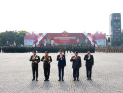 Jokowi dan Prabowo Subianto Menambil Jeep Pindad Bersama-sama untuk Memeriksa Pasukan di Upacara Keamanan Pelantikan Presiden