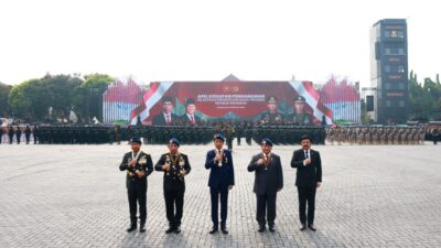 Jokowi dan Prabowo Subianto Menambil Jeep Pindad Bersama-sama untuk Memeriksa Pasukan di Upacara Keamanan Pelantikan Presiden