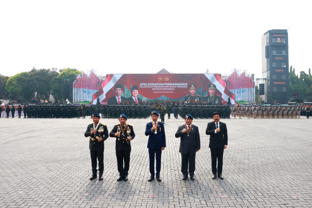 Jokowi dan Prabowo Subianto Menambil Jeep Pindad Bersama-sama untuk Memeriksa Pasukan di Upacara Keamanan Pelantikan Presiden