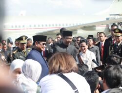 Prabowo Subianto accompanies Jokowi to Halim Airbase and wishes him success for the future