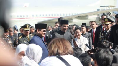 Prabowo Subianto accompanies Jokowi to Halim Airbase and wishes him success for the future