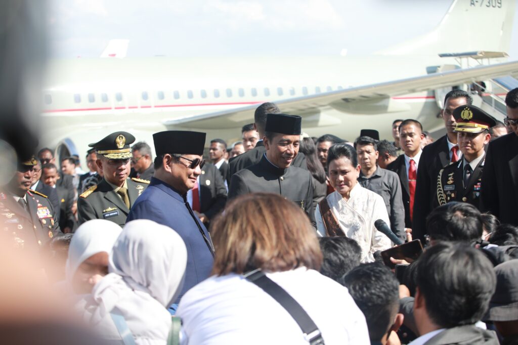 Prabowo Subianto accompanies Jokowi to Halim Airbase and wishes him success for the future