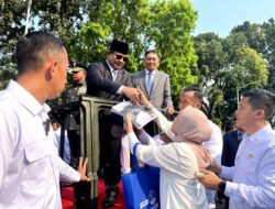 Tears of Happiness and Prayers as People Meet Prabowo Subianto: “I Finally Received His Autograph”