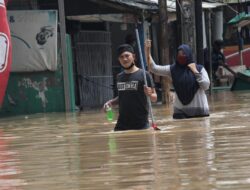 Warga Vila Nusa Indah: Beli Air Tangki untuk Bersihkan Lumpur