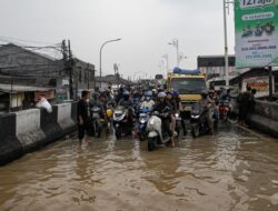 Banjir Bekasi Pagi Ini: Ratusan Motor Terjebak, Polisi Siaga di Tol