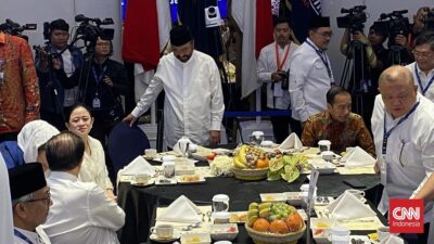 Surya Paloh Bahas Alasan Duduk Diapit Jokowi dan Puan di Bukber NasDem