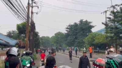 Bentrok Mengerikan di Depok: Mobil Polisi Dibakar