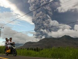 Gunung Lewotobi Laki-laki Meletus 110 Kali dalam 8 Hari