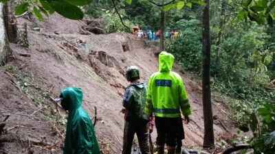 Penemuan Korban Longsor Mojokerto: Berita Terkini