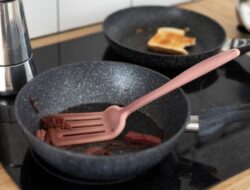 7 Kebiasaan Masak yang Harus Dihindari untuk Mencegah Wajan Cepat Gosong