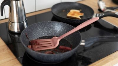 7 Kebiasaan Masak yang Harus Dihindari untuk Mencegah Wajan Cepat Gosong