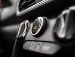 Estimasi Biaya Servis AC Mobil & Penyebab AC Tidak Dingin