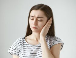 Tips Jaga Pendengaran dari Dokter THT: Aturan 60-60 dan Bersihkan Telinga