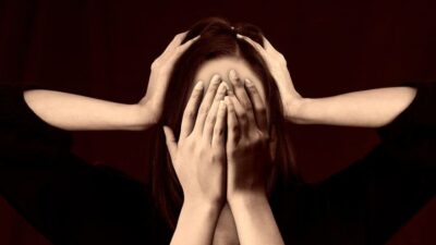 Alasan Mengapa Anda Harus Berhenti Melihat Berita Negatif sebelum Tidur