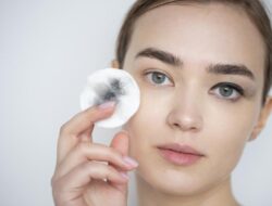 Manfaat dan Risiko Double Cleansing: Panduan Lengkap