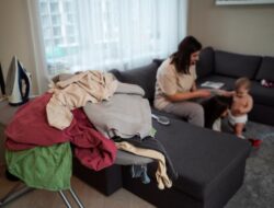Fenomena Married Single Mom: Ketika Pasangan Absen dalam Peran