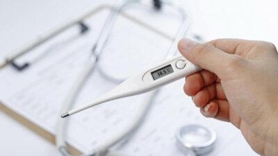 Tips Dokter Mengatasi Demam Hari Pertama Tanpa Obat